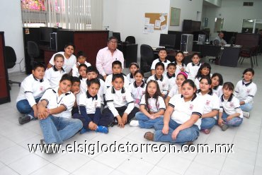 14032008
Grupo de niños del Colegio Everest de San Pedro de las Colonias, Coah., en una visita que realizaron a esta casa editora.