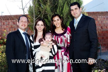 14032008
José Cárdenas García, junto a sus padres José Cárdenas Esquivel y Ana Lorena García de Cárdenas y de sus padrinos Mauricio Villalobos Díaz de León y Marcela Baille de Villalobos.