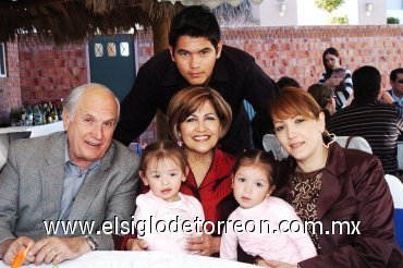 14032008
José y Alicia Cárdenas, Alicia Cárdenas de Torres, Víctor González Cárdenas, Mariana y Ángeles Torres Cárdenas.