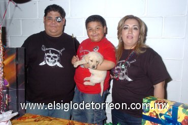 15032008
Alonso disfrutando en compañía de sus papás, Alonso Corral y Raquel Alba de Corral, quienes le obsequiaron un bonito cachorrito.