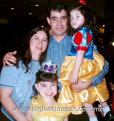 15032008
Liliana acompañada de sus papás, Alberto Acosta y Blanca Sánchez de Acosta, así como de su hermana Bárbara.