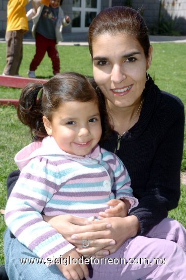 15032008
Mariestela Ramírez de Fernández y su pequeña María Sofía.
