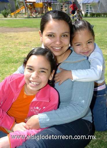 15032008
Melisa Martínez con sus niñas Frida y Melisa Muñoz Martínez.
