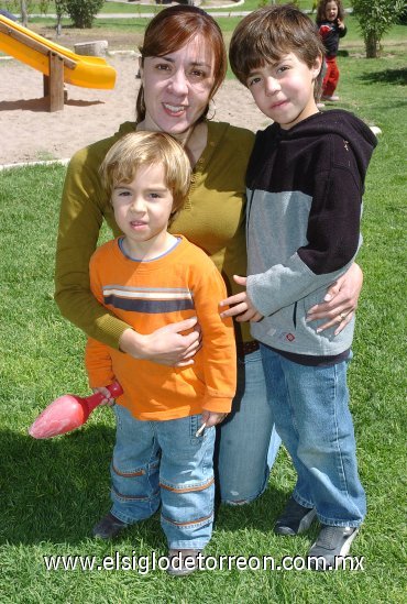 15032008
Vivis García de Revuelta en la compañía de sus niños José y Hernán.