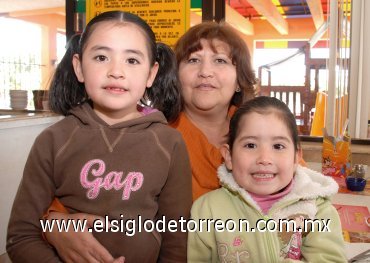11032008
Lourdes Salas de Zarzosa acompañada por sus nietas, Vanessa Natalia y Valeria Gasca Zarzosa.
