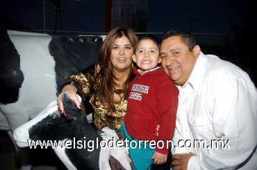 13032008
Bernardo a lado de sus padres Flipy y Yadira Nevárez.
