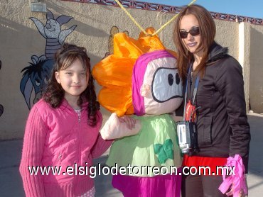 13032008
Frida junto a su mamá Cinthia Ramón, anfitriona de la fiesta.