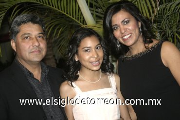 09032008
Andrea Enríquez Cisneros con sus padres Gerardo Enríquez León y Claudia Cisneros de Enríquez.
