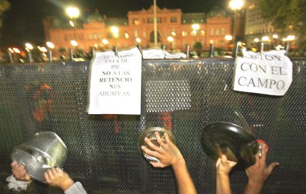 El ex presidente argentino Néstor Kirchner (2003-2007) convocó a un acto en Buenos Aires, en apoyo al Gobierno que encabeza su esposa y en repudio a la huelga comercial de los agropecuarios, dijo a la prensa el alcalde de la localidad de Florencio Varela, Julio Pereyra.