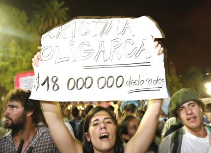 La última vez que se registró un 'cacerolazo' en Buenos Aires fue en marzo del pasado año, cuando miles de vecinos salieron a las calles indignados para protestar por un gigantesco apagón que se prolongó durante más de 24 horas.
