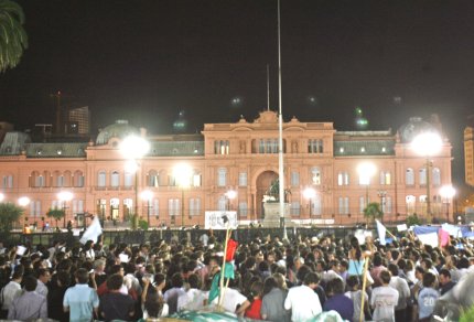 La situación podría agravarse, ya que las cuatro principales organizaciones agropecuarias anunciaron que continuarán la huelga por tiempo indeterminado, hasta que el gobierno dé marcha atrás al aumento en las retenciones.
