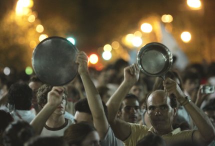 Los 'cacerolazos' se extendieron por distintos barrios de Buenos Aires y también se registraron protestas similares en algunas de las principales ciudades del interior del país, como Córdoba, Rosario, Tucumán y Mar del Plata.