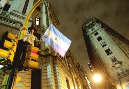 Los manifestantes se cruzaron a insultos y empujones con unos 200 miembros de grupos de izquierda y 'piqueteros' (desocupados), identificados con Fernández y que habían llegado a la plaza en una 'contramarcha' en desagravio a la presidenta.