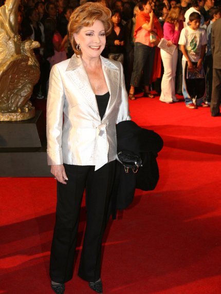 La actriz Jacqueline Andere a su llegada a la alfombra roja de los Premios Ariel.