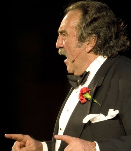 El actor mexicano Pedro Armendariz habla durante su participación en la ceremonia de la 50 entrega de los premios Ariel.