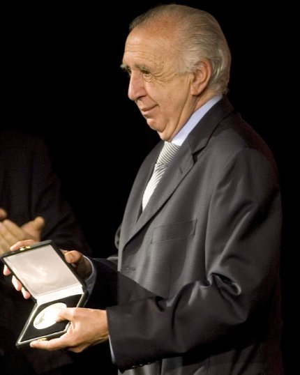 El periodista y guionista mexicano Vicente Leñero muestra la medalla Salvador Toscano que le fue entregada durante la ceremonia de los Ariel.