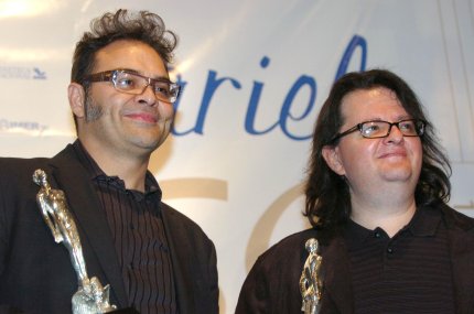Los músicos Joselo Rangel (izq.) y Alejandro Giacoman (der.) posan tras recibir el Ariel en la categoría Música Compuesta para Cine por el largometraje 'Quemar las naves'.