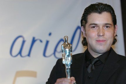 Ricardo Arnaiz posa tras recibir el Ariel  por el mejor largometraje de animación por 'La leyenda de la nahuala'.