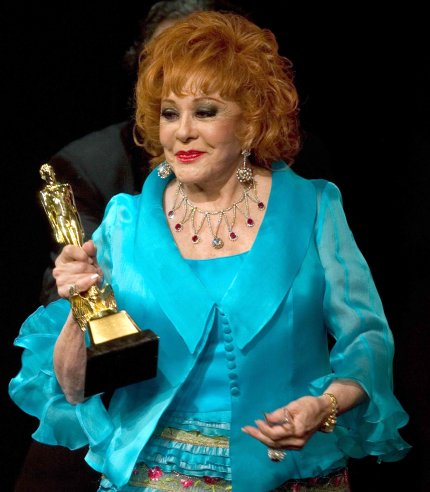 La actriz mexicana Silvia Pinal sonríe tras recibir el Ariel de oro por su trayectoria artística.