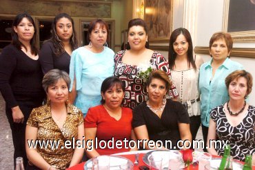 16032008
Brenda Cecilia Gutiérrez acompañada por algunas de las asistentes a su despedida de soltera.