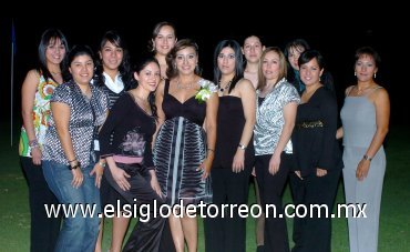 16032008
Claudia Makaria Rodríguez Rodríguez acompañada por algunas de las asistentes a su despedida de soltera.