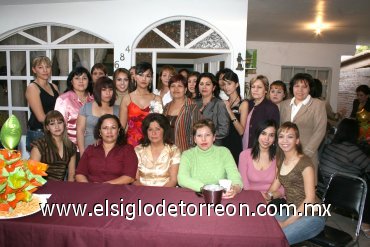 17032008
Ana Rocío Chávez Reyes en su despedida de soltera acompañada de un grupo de familiares y amistades que asistieron a su fiesta.
