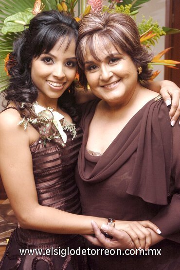 17032008
Angélica Alvarado Huerta en su despedida de soltera, con su mamá Amalia Huerta Fuentes de Alvarado.