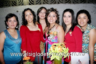 19032008
La futura novia acompañada por algunas de sus amigas, Yadira Rivera, Saira Franco, Laura Elena Argüelles, Laura Navejas y Nydia Segura.