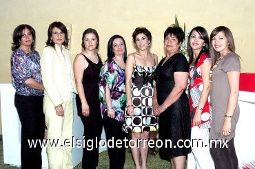 19032008
La novia con sus familiares María del Mar de Chaman, Marú de Chaman, Fernanda de Chaman, Rosario de Saeb, Consuelo de Hermosillo, Elvira de Escalera y Fátima Chaman.