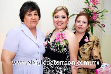 21032008
María Guadalupe Fuentes y Hortensia Portillo, en la fiesta de despedida de soltera que le organizaron en días pasados a Herandy Pamela Sánchez Portillo.