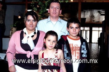 16032008
Claudia Karina Landeros y Carlos Chávez junto a sus hijos Anneth y Carlos Chávez.