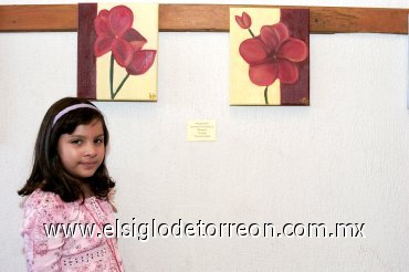 16032008
Daniela González Moreno con su obra de arte.