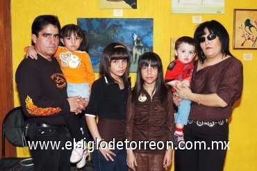 16032008
Gonzalo González, Scarlett, Brighit, Yahan y Alexis González y Claudia Rangel.