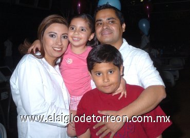 16032008
Juan Pablo Chávez García, en la compañía de sus papás Salvador Chávez y Mary Paz García de Chávez y de su hermana Mary Fer.