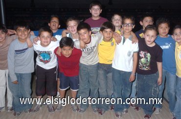 16032008
Juan Pablo en compañía de sus amiguitos de la Pereyra.