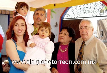 16032008
Karol Andrea y Paula Fernanda con sus abuelitos paternos Jesús Ayala y Leonor Fernández de Ayala, y sus papás.