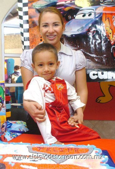 17032008
Felipe Quintero acompañado de su mamá Salma Quintero, festejó cinco años de vida.