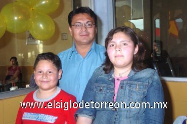 17032008
Roberto Neftaly Mendoza, festejó diez años de vida acompañado de su papá Roberto Mendoza y su hermanita Nataly.