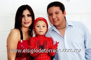 19032008
Ian festejó su cumpleaños, en compañía de sus papás Angélica Martínez y Mario Linares.