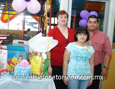 19032008
Paola Alegría Livas Treviño con sus papás Héctor Livas y Perla Treviño de Livas quienes le festejaron su cumpleaños número diez.