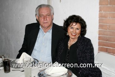 16032008
Armando Muñiz y Lyly de Muñiz, captados en reciente festejo nupcial.