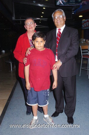 16032008
El pequeño en compañía de sus abuelitos, Juan Antonio García y María de la Paz González de García.