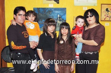 16032008
Gonzalo González, Scarlett, Brighit, Yahan y Alexis González y Claudia Rangel.