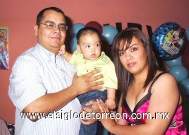24032008
El pequeño Elías cumplió un año de vida y sus papás Osvaldo Barraza y Liliana de Barraza lo festejaron con un bonita fiesta.