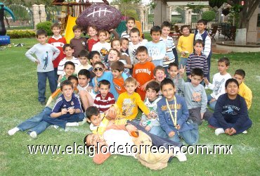 24032008
Humberto Mexen Juan Marcos, acompañado por sus amigos, durante su cumpleaños.