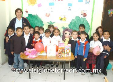 24032008
Karen disfrutó su fiesta en compañía de varios niños más.