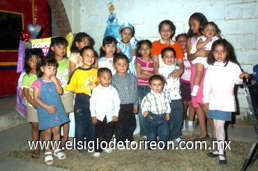 24032008
La princesita a lado de sus amiguitos de la escuela, quienes difrutaron de su divertida fiesta.
