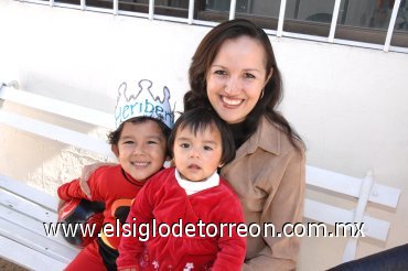 25032008
Heriberto con su mamá Anel Trasfí Covarrubias y hermana Angie Gutiérrez Trasfí.