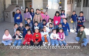 25032008
Rodeado de sus compañeros y amigos del kinder, Heriberto apagó las cuatro velitas de su pastel.