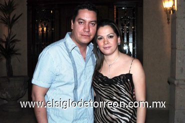 24032008
Óscar Ollivier festejó a su esposa Odila.